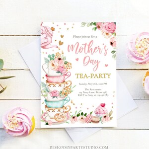 K&ouml;nnte beinhalten: Eine Einladung zur Muttertags-Teeparty mit einem Stapel Teetassen, floralen Akzenten und dem Text "Mother's Day TEA-PARTY". Die Einladung enth&auml;lt Veranstaltungsdetails und RSVP-Informationen. Cupcakes mit rosa Zuckerguss sind im Hintergrund zu sehen.