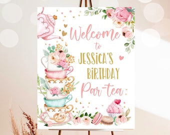 Könnte beinhalten: Willkommen zu Jessicas Geburtstags-Tee-Party. Ein weißes Schild mit rosa und goldenen Buchstaben und einer Aquarell-Illustration von übereinander gestapelten Teetassen, Blumen und Gebäck.