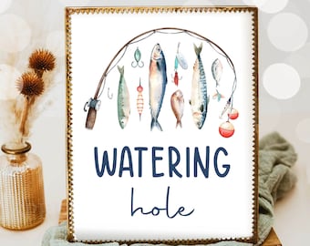 Può includere: Un cartello stampabile con un'illustrazione ad acquerello di una canna da pesca con vari pesci e esche appese. Il testo "WATERING hole" è scritto in blu sotto l'illustrazione.
