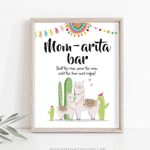 Puede incluir: Impresión enmarcada con las palabras "Mom-arita bar" en escritura negra. La impresión presenta ilustraciones de dos llamas, cactus y elementos decorativos. El texto de abajo dice "Salt the rim, pour the mix, add the lime and enjoy!"