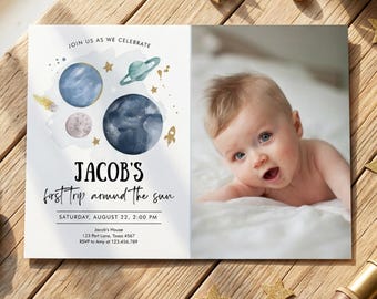 Könnte beinhalten: Eine rechteckige Geburtstagseinladungskarte mit Aquarellplaneten, Sternen und Raketen sowie dem Text 'Jacob's first trip around the sun' und 'Saturday, August 22, 2:00 PM'. Die Karte enthält auf der rechten Seite ein Foto eines Babys.