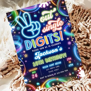 Puede incluir: Una invitación de fiesta de cumpleaños de colores neón con un signo de paz y el texto "Out Single Digits!"  ¡Por favor, únase a nosotros para celebrar el cumpleaños número 10 de Jackson! Sábado 24 de agosto, de 2 PM a 4 PM. Neon Jump Arena, 123 Party Lane, Texas 4567. RSVP a Ashley al 123.456.789.