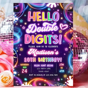 Peut inclure: Une invitation d'anniversaire de couleur néon violette, bleue et verte avec le texte "Hello Double Digits!" et "Madison's 10th Birthday!" L'invitation a un thème de boule disco avec des étoiles et des paillettes.