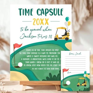 Könnte beinhalten: Ein Zeitkapsel-Schild und Kartenset mit Golf-Motiv. Auf dem Schild steht "Time Capsule" und "to be opened when Jackson turns 18". Das Design umfasst einen Golfwagen, einen Golfball und eine Golfplatz-Illustration. Die Karte ist für eine Nachricht.