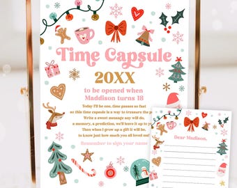 Puede incluir: Una impresión enmarcada de Cápsula del Tiempo con una tarjeta a juego, con ilustraciones festivas de Navidad. La impresión principal tiene el texto "Time Capsule 20XX" e instrucciones para una apertura futura. La tarjeta está diseñada para un mensaje personal.