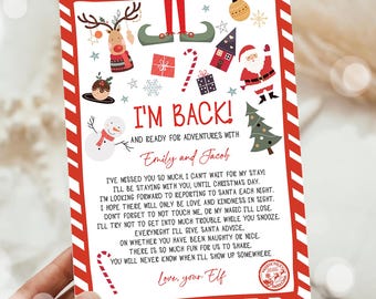 Könnte beinhalten: Eine rechteckige Weihnachtskarte mit rot-weiß gestreiftem Rand. Die Karte zeigt Illustrationen von einem Rentier, Elfenbeinen, einem Schneemann, einem Weihnachtsbaum und Geschenken. Sie enthält den Text I'M BACK! AND READY FOR ADVENTURES WITH Emily and Jacob, gefolgt von einer Nachricht eines Elfen und einem Nordpol-Stempel.