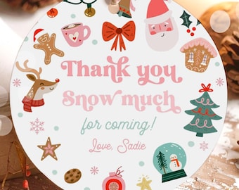 Puede incluir: Un adorno navideño redondo y blanco con una cuerda para colgar. El adorno presenta ilustraciones festivas de un hombre de jengibre, Papá Noel y un árbol de Navidad. El texto dice "Thank you Snow much for coming! Love, Sadie."