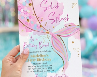 Può includere: Un biglietto d'invito di compleanno rettangolare con un'illustrazione ad acquerello di una coda di sirena in rosa, blu e oro. Il testo recita Splish Splash, It's a Birthday Bash!, Madeline's First Birthday e i dettagli dell'evento.