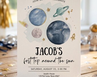 Könnte beinhalten: Eine weiße, rechteckige Einladungskarte mit Aquarellillustrationen von Planeten, Sternen und einer Rakete. Der Text lautet: JOIN US AS WE CELEBRATE, JACOB'S first trip around the sun, SATURDAY, AUGUST 22, 2:00 PM, Jacob's House, 123 Part Lane, Texas 4567, RSVP to Amy at 123.456.789.
