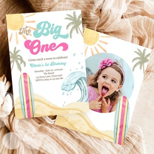 Bewerkbare The Big One Surf 1e verjaardagsuitnodiging Retro surfplank Beach Party Girl roze surfer Boho digitale downloadsjabloon afdrukbare 0433