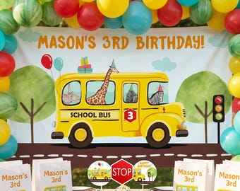 Puede incluir: Un set de fiesta de cumpleaños con una pancarta con el texto MASON'S 3RD BIRTHDAY, un gráfico de autobús escolar amarillo con animales, bolsas de regalo blancas, cupcakes con adornos temáticos y platos redondos con un autobús escolar.