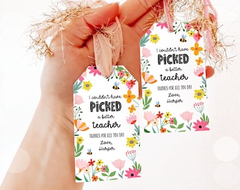 Puede incluir: Dos etiquetas de regalo blancas con un diseño floral y el texto "No podría haber elegido un mejor maestro. ¡Gracias por todo lo que haces! Con cariño, Harper."