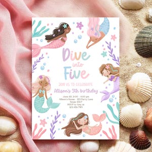 Könnte beinhalten: Eine Geburtstagseinladung zum Thema Meerjungfrau mit einem Farbschema in Lila, Rosa und Blau. Die Einladung zeigt den Text "Dive into Five" und enthält Details für Allisons 5. Geburtstagsparty.