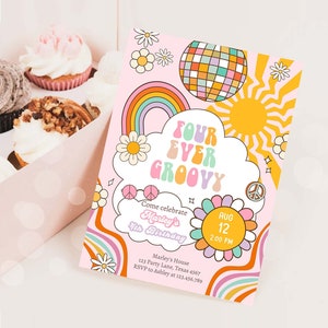 Op de afbeelding: Roze, groovy-thema verjaardagsuitnodiging met een regenboog, bloemen en een discobal. De uitnodiging luidt "Four Ever Groovy" en bevat de datum, tijd en locatie van het feest. De uitnodiging is voor Marley's 4e verjaardag.