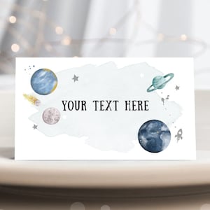 Etiqueta editable para comida del espacio exterior, tarjeta de inserción de galaxia para cumpleaños, etiqueta para colocar una tarjeta, tienda de campaña, astronauta alrededor del sol, plantilla plateada imprimible 0357