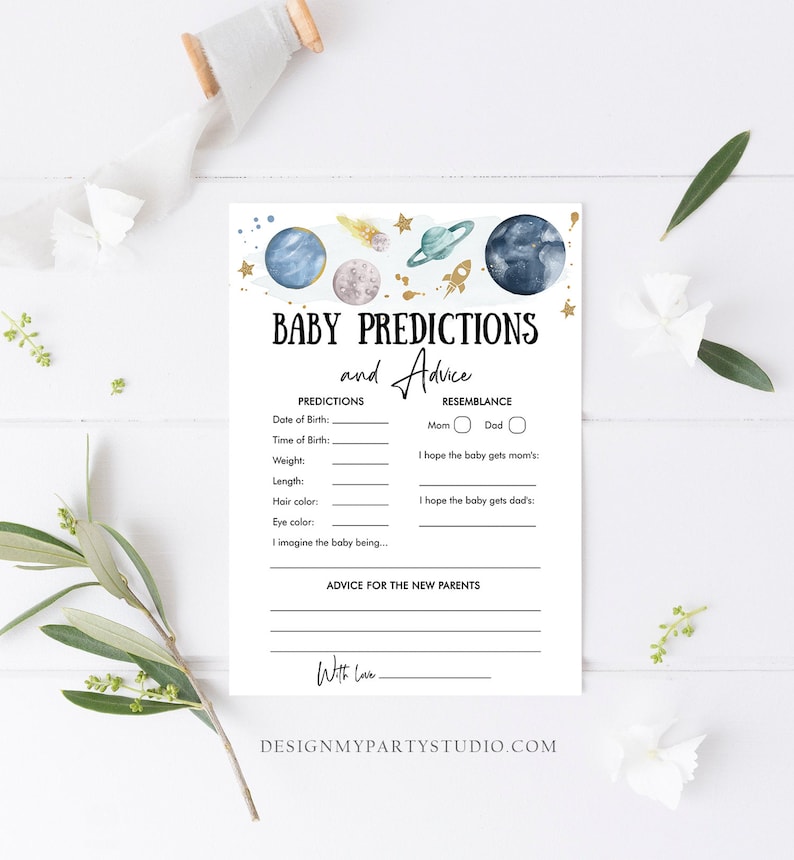 Puede incluir: Una tarjeta de juego de baby shower imprimible con tem&aacute;tica espacial. La tarjeta tiene un esquema de color azul, verde y dorado con planetas, estrellas y cohetes. La tarjeta pide a los invitados que predigan la fecha de nacimiento, la hora, el peso, la longitud, el color del cabello y el color de los ojos del beb&eacute;. Tambi&eacute;n pide a los invitados que adivinen si el beb&eacute; se parecer&aacute; a la mam&aacute; o al pap&aacute;. La tarjeta incluye una secci&oacute;n para consejos para los nuevos padres.