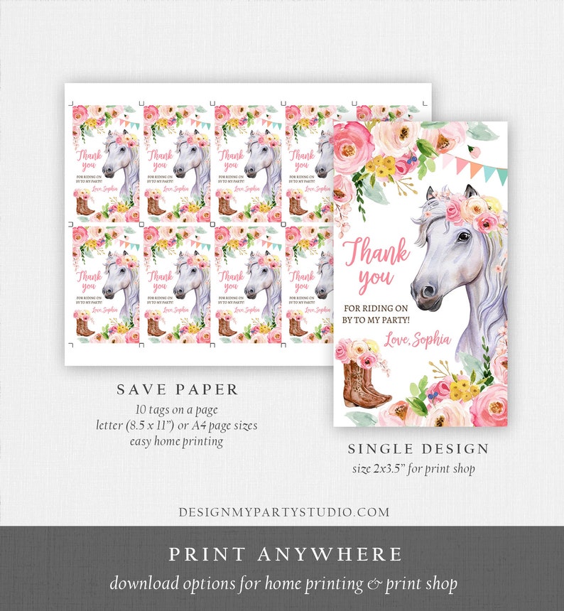 Puede incluir: Etiquetas de agradecimiento imprimibles con un caballo blanco con una corona de flores rosas y botas de vaquero marrones. El texto dice "Gracias por venir a mi fiesta! Con cari&ntilde;o, Sophia".