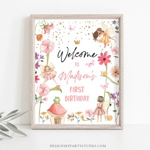 K&ouml;nnte beinhalten: Ein wei&szlig;es bedruckbares Schild mit einem rosa floralen Rand und goldenem Glitzer. Das Schild lautet "Willkommen zum ersten Geburtstag von Madison".