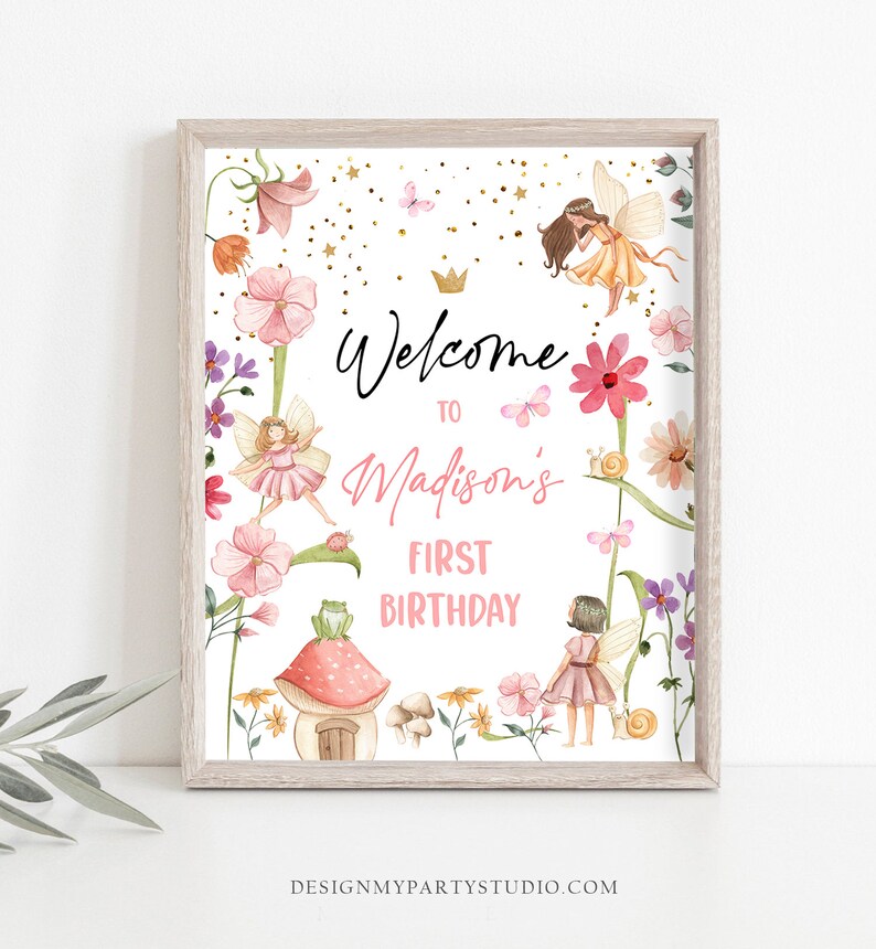 K&ouml;nnte beinhalten: Ein wei&szlig;es bedruckbares Schild mit einem rosa floralen Rand und goldenem Glitzer. Das Schild lautet "Willkommen zum ersten Geburtstag von Madison".