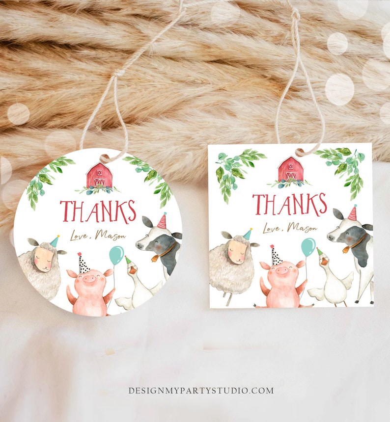 K&ouml;nnte beinhalten: Zwei Dankesch&ouml;n-Etiketten mit Farm-Motiv. Die Etiketten zeigen einen roten Stall, ein Schwein, ein Schaf, eine Kuh und eine Gans. Der Text auf den Etiketten lautet "Danke Liebe, Mason".