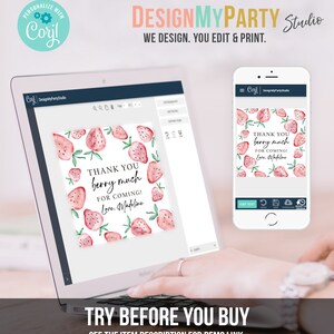 Pu&ograve; includere: Uno schermo di computer che mostra un design di biglietto di ringraziamento con un motivo di fragole ad acquerello. Il testo sul biglietto recita "Grazie mille per essere venuto! Con affetto, Madeline". Il design &egrave; in fase di modifica utilizzando un programma software chiamato "Corjl".