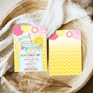 Pode incluir: Um convite para uma festa de limonada rosa com um frasco de pedreiro cheio de limonada e uma fatia de lim&atilde;o. O texto diz "Pucker up with a Lemonade Cup Join us for a Pink Lemonade Party! to celebrate Ashley's First Birthday!"