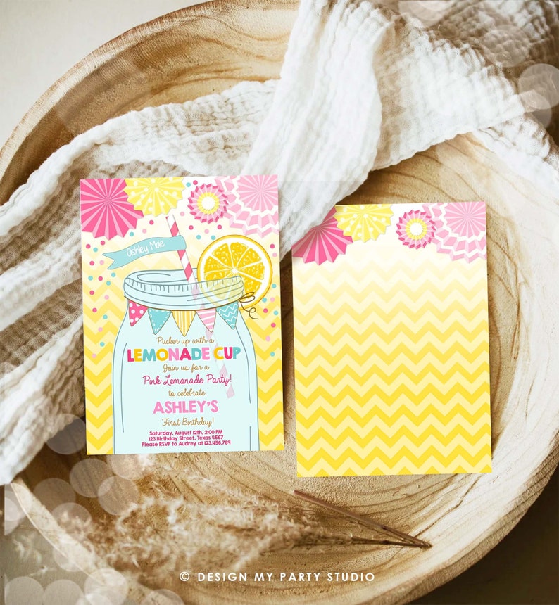 Pode incluir: Um convite para uma festa de limonada rosa com um frasco de pedreiro cheio de limonada e uma fatia de lim&atilde;o. O texto diz "Pucker up with a Lemonade Cup Join us for a Pink Lemonade Party! to celebrate Ashley's First Birthday!"