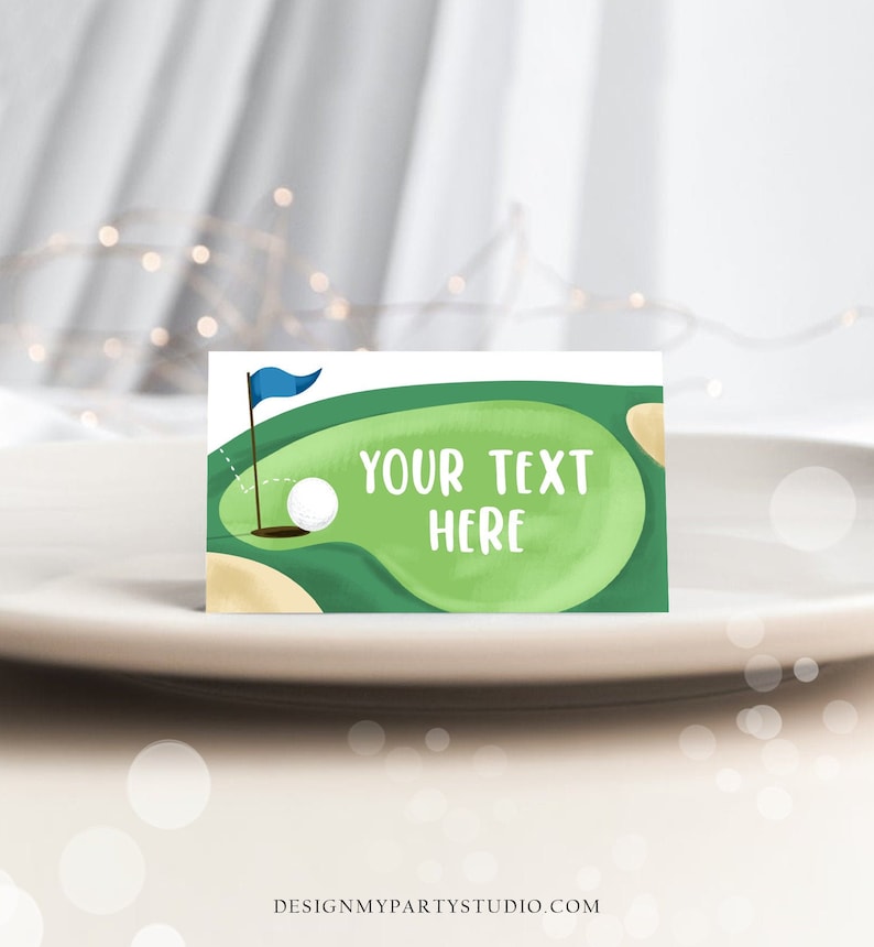 Puede incluir: Una tarjeta de lugar de golf verde y blanca con una bola de golf blanca, una bandera azul y el texto "YOUR TEXT HERE".