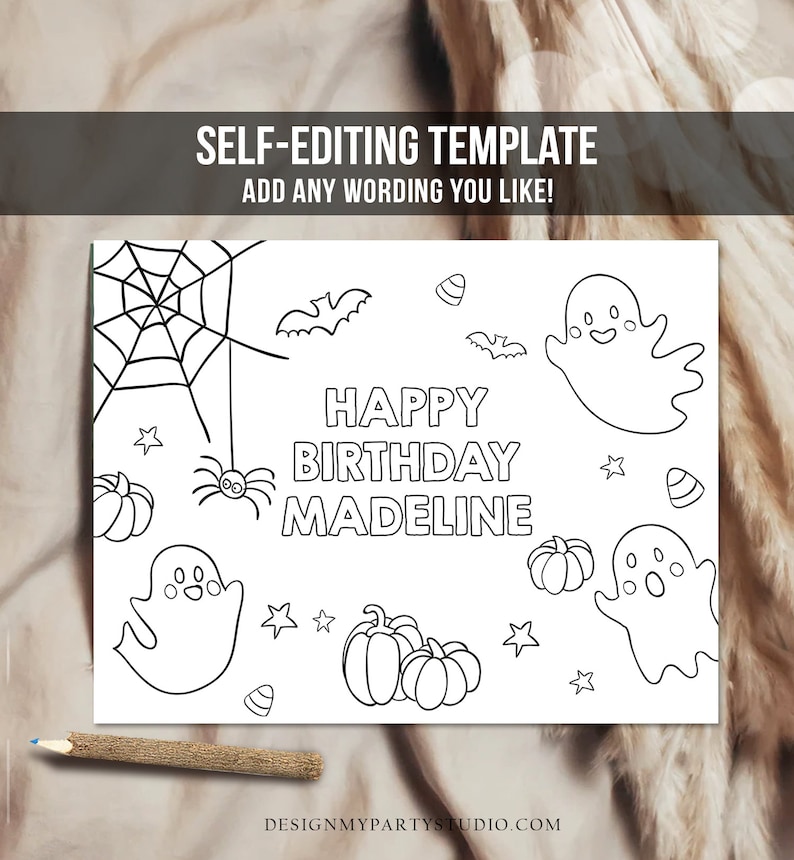 K&ouml;nnte beinhalten: Eine schwarz-wei&szlig;e Halloween-Malvorlage mit dem Text "HAPPY BIRTHDAY MADELINE". Das Design umfasst Geister, K&uuml;rbisse, Flederm&auml;use, ein Spinnennetz, Sterne und Zuckermais. Oben auf der Seite steht "SELF-EDITING TEMPLATE ADD ANY WORDING YOU LIKE!"