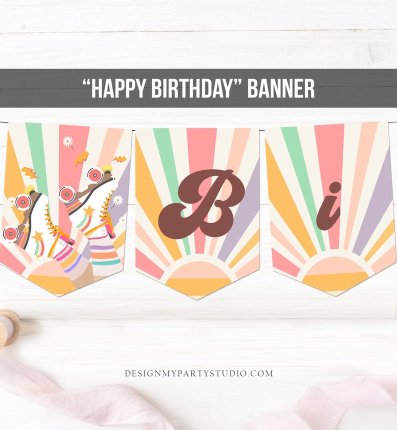 Pode incluir: Uma faixa colorida com as palavras "Happy Birthday" em letras marrons. A faixa tem um tema retro dos anos 70 com um design de sol de arco-&iacute;ris e patins.