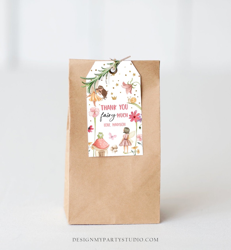 Puede incluir: Una etiqueta de agradecimiento blanca con un tema de hadas. La etiqueta presenta un hada rosa y blanca, una casa de setas, flores y mariposas. El texto en la etiqueta dice "Thank you fairy much Love, Madison".