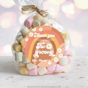 K&ouml;nnte beinhalten: Ein runder, bunter Aufkleber mit einem Regenbogen-Design und dem Text "Danke, dass du meinen Geburtstag zu einem tollen Erlebnis gemacht hast. Zwei groovy Love, Marley". Der Aufkleber ist perfekt f&uuml;r ein Geburtstagsgeschenk.