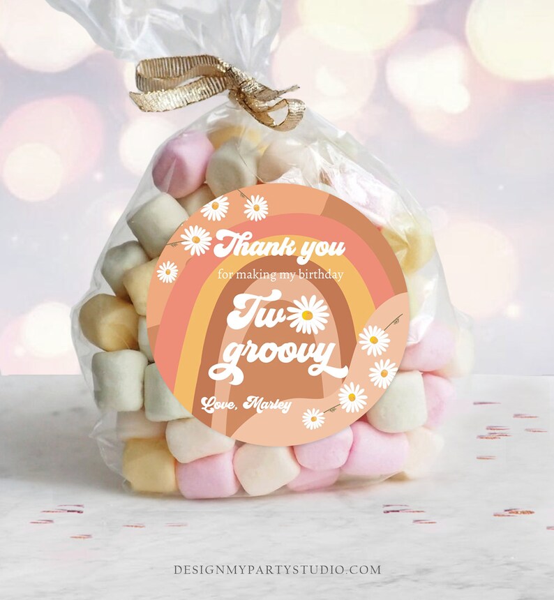 K&ouml;nnte beinhalten: Ein runder, bunter Aufkleber mit einem Regenbogen-Design und dem Text "Danke, dass du meinen Geburtstag zu einem tollen Erlebnis gemacht hast. Zwei groovy Love, Marley". Der Aufkleber ist perfekt f&uuml;r ein Geburtstagsgeschenk.