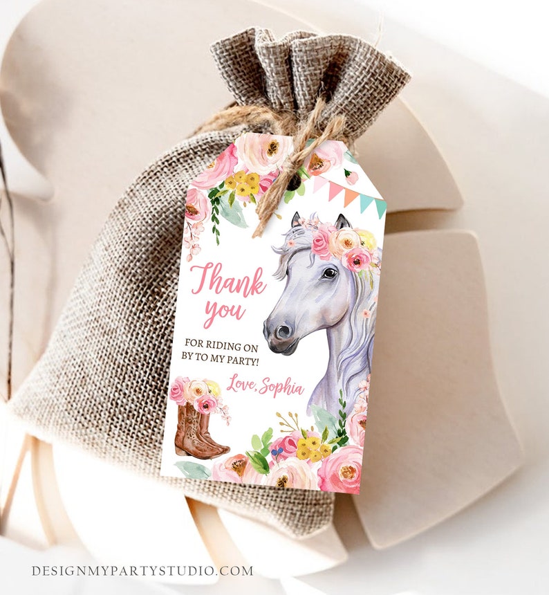 Puede incluir: Caballo blanco con una corona de flores rosas, borde floral y el texto "&iexcl;Gracias por venir a mi fiesta! Con cari&ntilde;o, Sophia".