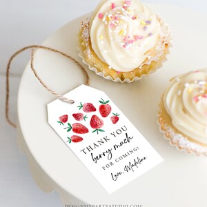 Op de afbeelding: Witte bedankkaart met rode en groene aquarel aardbeien en de tekst "Hartelijk dank voor je komst! Liefs, Madeline".
