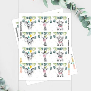 Op de afbeelding: Een bedrukbaar vel met 12 feestfavorieten-etiketten met schattige cartoondieren die feestmutsen dragen. De dieren zijn een olifant, een giraffe en een leeuw. De etiketten zijn perfect voor een jungle-themafeest.