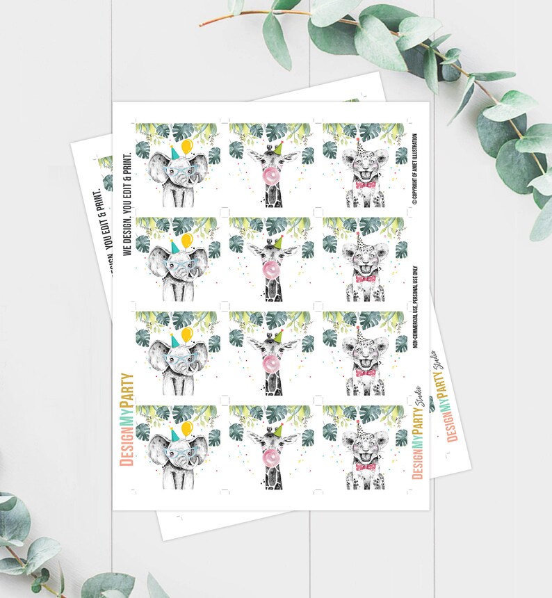 Op de afbeelding: Een bedrukbaar vel met 12 feestfavorieten-etiketten met schattige cartoondieren die feestmutsen dragen. De dieren zijn een olifant, een giraffe en een leeuw. De etiketten zijn perfect voor een jungle-themafeest.