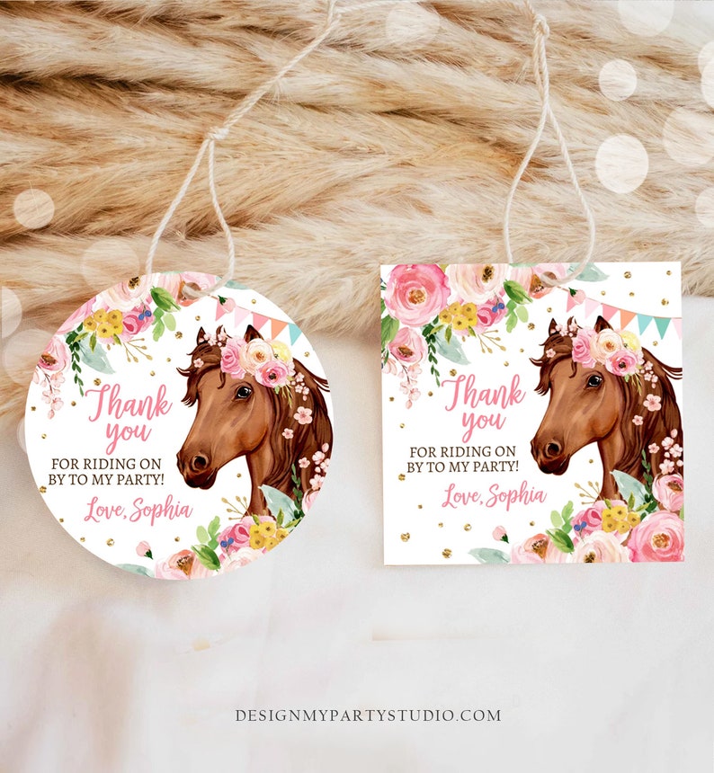 Puede incluir: Etiquetas de agradecimiento redondas y rectangulares con un caballo que lleva una corona de flores. Las etiquetas tienen un fondo blanco con purpurina dorada y flores rosas. El texto en las etiquetas dice "Gracias por venir a mi fiesta! Con cari&ntilde;o, Sophia".