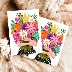 Op de afbeelding: Een kleurrijk boeket bloemen in tinten roze, oranje, geel en paars, vastgehouden door een persoon die een zwart-wit geblokte jurk draagt.