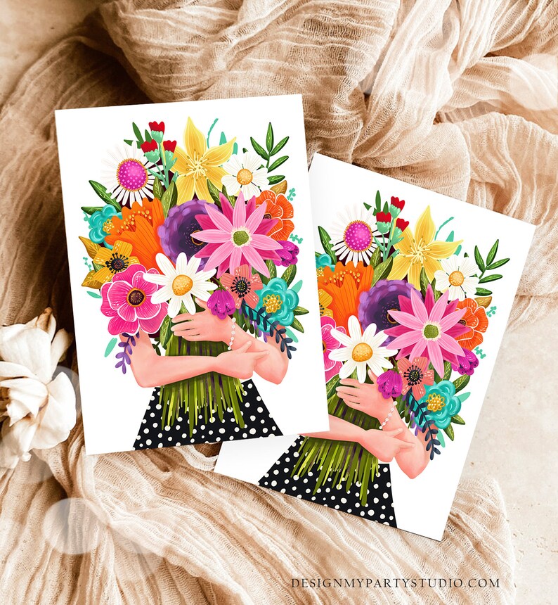 Op de afbeelding: Een kleurrijk boeket bloemen in tinten roze, oranje, geel en paars, vastgehouden door een persoon die een zwart-wit geblokte jurk draagt.