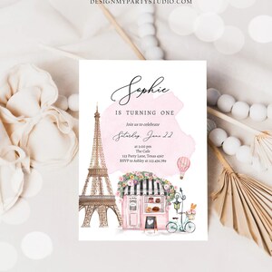 Pode incluir: Um convite de anivers&aacute;rio rosa e branco com fundo aquarela. O convite apresenta um desenho da Torre Eiffel, um caf&eacute; parisiense e um bal&atilde;o de ar quente. O texto do convite diz: "Sophie est&aacute; completando um ano. Junte-se a n&oacute;s para celebrar S&aacute;bado, 22 de junho &agrave;s 14:00 The Cafe 123 Party Lane, Texas 4567 RSVP para Ashley no 123.456.789"