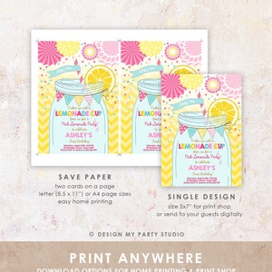 Pode incluir: Convite para uma festa de limonada rosa com um frasco de vidro cheio de limonada, lim&otilde;es e um canudo. O convite tem um padr&atilde;o de chevron amarelo e branco e diz "Pucker up with a Lemonade Cup! Join us for a Pink Lemonade Party! to celebrate Ashley's First Birthday!"