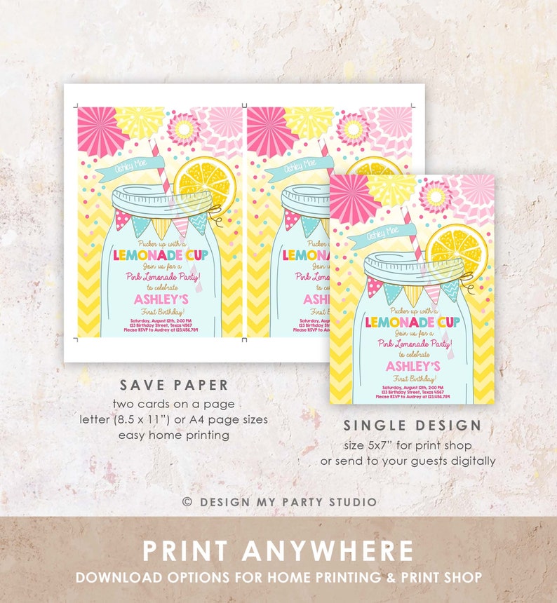Pode incluir: Convite para uma festa de limonada rosa com um frasco de vidro cheio de limonada, lim&otilde;es e um canudo. O convite tem um padr&atilde;o de chevron amarelo e branco e diz "Pucker up with a Lemonade Cup! Join us for a Pink Lemonade Party! to celebrate Ashley's First Birthday!"