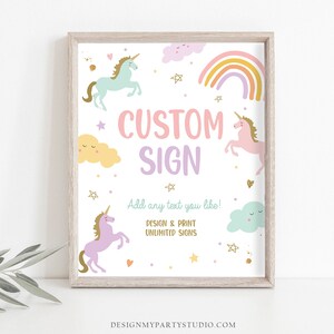 K&ouml;nnte beinhalten: Ein druckbares Schild mit einem Einhorn-Motiv. Das Schild hat ein rosa, lila und gelbes Farbschema und zeigt Einh&ouml;rner, Regenb&ouml;gen, Wolken und Sterne. Der Text auf dem Schild lautet "CUSTOM SIGN" und "Add any text you like! DESIGN & PRINT UNLIMITED SIGNS".