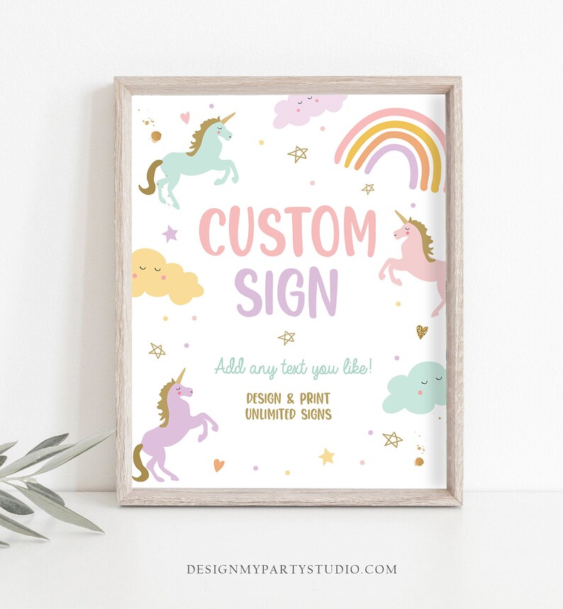 K&ouml;nnte beinhalten: Ein druckbares Schild mit einem Einhorn-Motiv. Das Schild hat ein rosa, lila und gelbes Farbschema und zeigt Einh&ouml;rner, Regenb&ouml;gen, Wolken und Sterne. Der Text auf dem Schild lautet "CUSTOM SIGN" und "Add any text you like! DESIGN & PRINT UNLIMITED SIGNS".