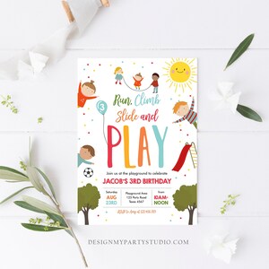Puede incluir: Una colorida invitaci&oacute;n de cumplea&ntilde;os con las palabras "Run, Climb, Slide and PLAY". La invitaci&oacute;n presenta ilustraciones de ni&ntilde;os jugando, un sol, un tobog&aacute;n y un bal&oacute;n de f&uacute;tbol. El texto incluye el nombre del ni&ntilde;o, la fecha, la hora y el lugar.