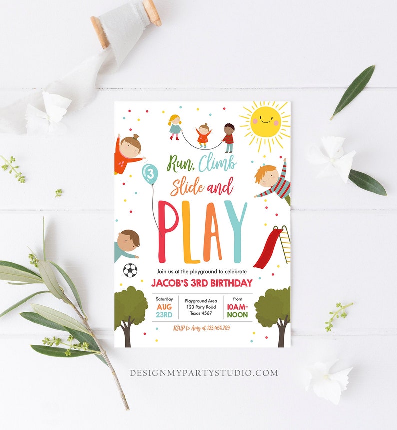 Puede incluir: Una colorida invitaci&oacute;n de cumplea&ntilde;os con las palabras "Run, Climb, Slide and PLAY". La invitaci&oacute;n presenta ilustraciones de ni&ntilde;os jugando, un sol, un tobog&aacute;n y un bal&oacute;n de f&uacute;tbol. El texto incluye el nombre del ni&ntilde;o, la fecha, la hora y el lugar.