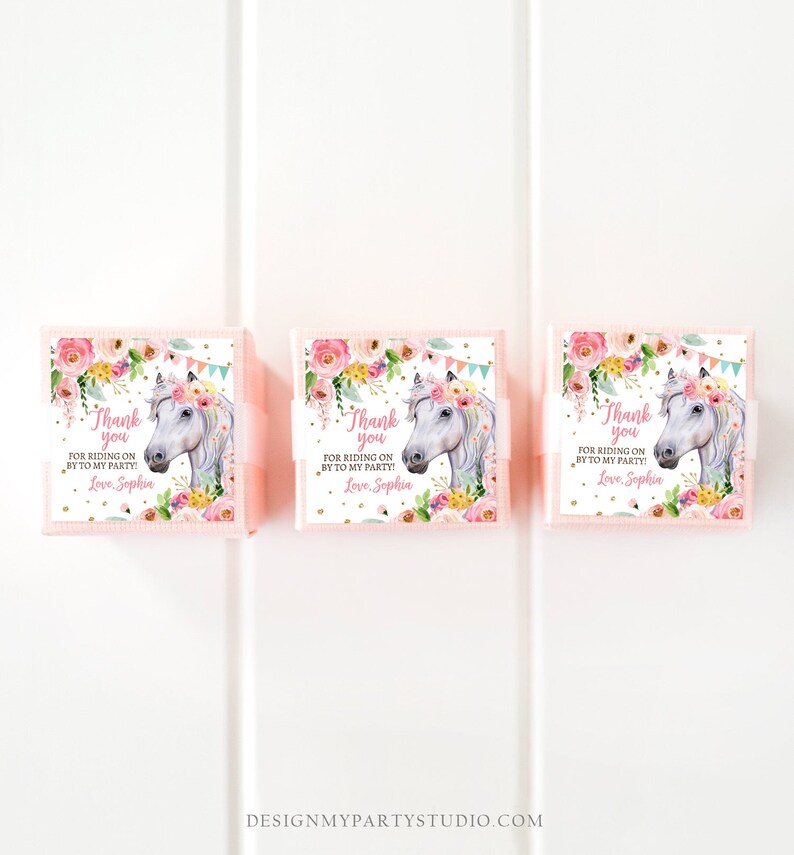 Puede incluir: Tres cajas rosas para regalos con un dise&ntilde;o de unicornio. Cada caja tiene una etiqueta blanca con una ilustraci&oacute;n de unicornio, detalles florales y el texto "Thank you for riding on by to my party! Love, Sophia."