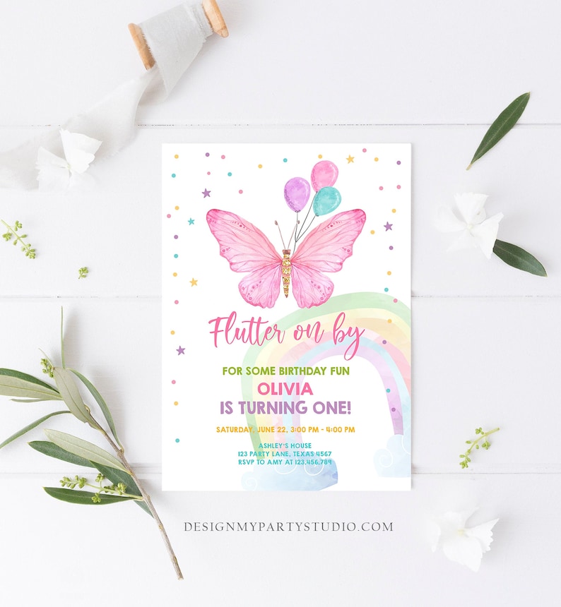 K&ouml;nnte beinhalten: Ein rosa Schmetterling mit Regenbogenfl&uuml;geln und einem Regenbogenhintergrund. Der Schmetterling h&auml;lt Ballons und der Text "Flutter on by" befindet sich &uuml;ber dem Schmetterling. Der Text "For some birthday fun Olivia is turning one!" befindet sich unter dem Schmetterling. Der Text "Saturday, June 22, 3:00 PM - 4:00 PM" befindet sich unter dem Text "Olivia is turning one!" Der Text "Ashley's House 123 Party Lane, Texas 4567 RSVP to Amy at 123.456.789" befindet sich unter dem Datum und der Uhrzeit. Der Text "DesignMyPartyStudio.com" befindet sich am unteren Rand der Einladung.