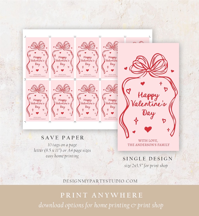 Puede incluir: Etiquetas de regalo imprimibles para el D&iacute;a de San Valent&iacute;n con fondo rosa y dise&ntilde;o de lazo rojo. Las etiquetas dicen "Feliz D&iacute;a de San Valent&iacute;n" e incluyen el texto "Con amor, La familia Anderson".